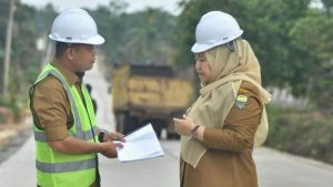 Bupati Hj Masnah, Cek Pembagunan Jalan di Sungai Gelam