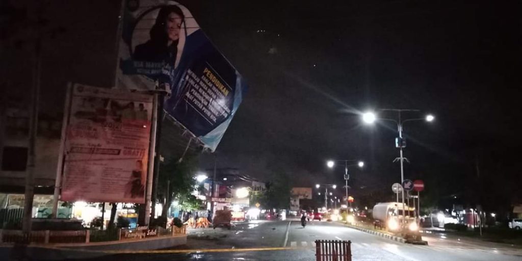 Diterjang Angin Kencang Papan Reklame Nyaris Roboh
