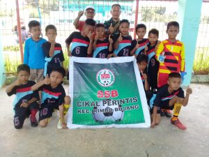 Babinsa Serka Indra Ikut Masyarakatkan Sepak Bola Usia Dini