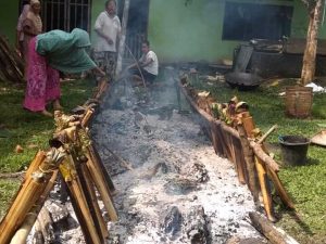 Tradisi Memasak Lemang Masih Hidup di Aur Cino