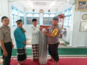 Gelar Jumling di Masjid At Taqwa Kapolsek Rombo Ilir Beri Bantuan Sajadah