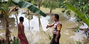 Debit Air Sungai Alai Naik, Aipda Juanda Cek ke Lokasi