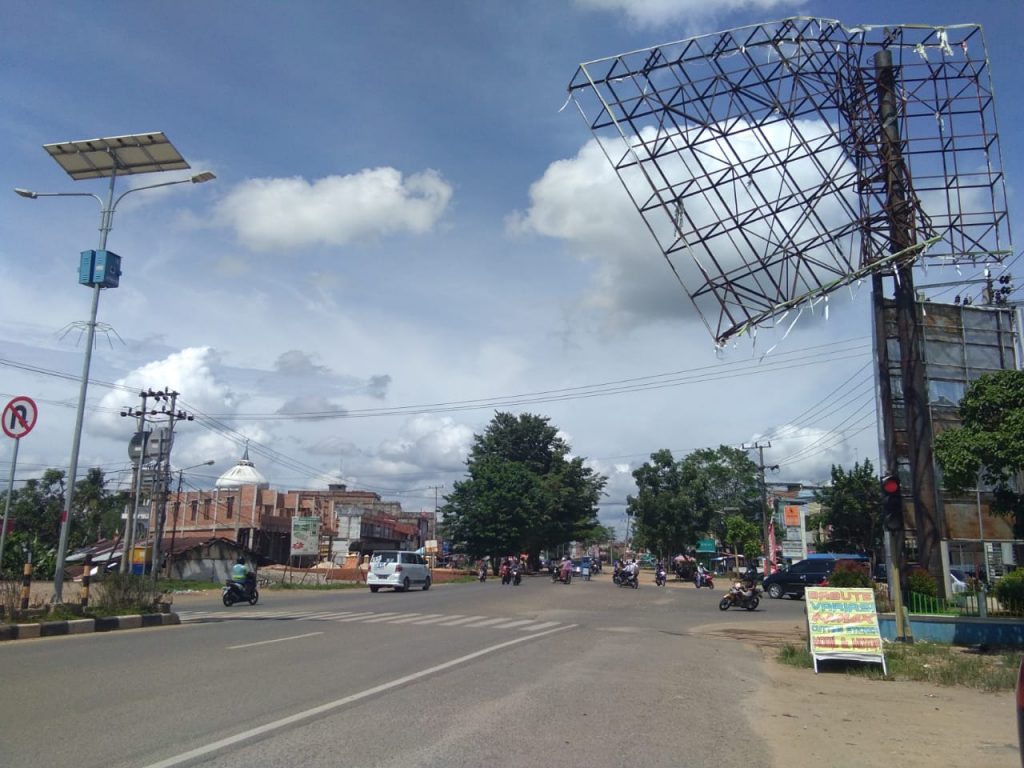 Nyaris Roboh, Papan Reklame di Bungo Tak Kunjung Diperbaiki