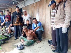 Orang Gila Mengamuk Ancam Warga Dengan Celurit