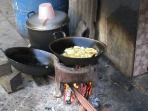 Gas 3 Kg Sulit Didapat, Emak-Emak di Tebo Gunakan Kayu Bakar