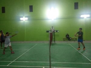 Pemdes Aur Cino Ajak Masyarakat Bermain Olahraga Bulutangkis