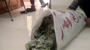 Kaget! Ibu Ini Gunakan Uang Pecahan Rp 2.000 Beli Motor Baru