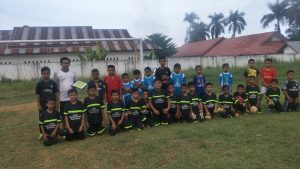 Tanpa Pamrih, Ade Irawan Latih Sepak Bola Anak – Anak Pasar Sarinah