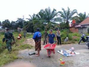 Babinsa Koramil 06/Muara Bungo, Ajak Warga Goro Bersihkan Parit