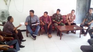 Babinsa Koramil 416-03/SB, Gelar Komsos Dengan Perangkat Desa