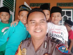 BKTM Aipda Dadan Dekat Dengan Anak, Ajak Selfi Bersama