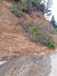 Jalan Menuju RKE Tertimbun Longsor,Warga Minta PU Turun Alat Berat