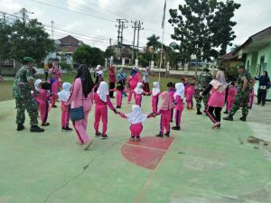 Jajaran Koramil 416-07/Rimbo Bujang Dekat Dengan Anak