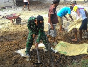 Babinsa Serma Suraji, Goro Bersama Warga Membangun Musholla