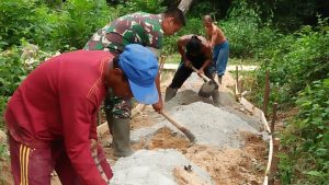 Babinsa Koramil 416-01/Rantau Pandan, Goro Membuat Jalan Setapak Bersama Warga