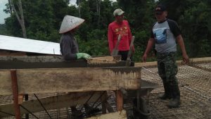 Babinsa 416-03/Sungai Bengkal Koptu Afrizal Bantu Pengecoran Rumah Warga
