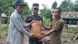 Babinsa Koramil 416-05/Muara Tebo, Dampingi Petani Terima Bantuan Bibit Padi