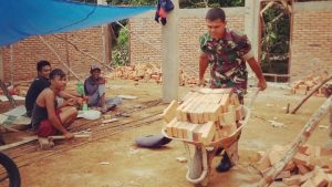 Babinsa Kopda Muklis, Bantu Pembuatan Rumah Warga
