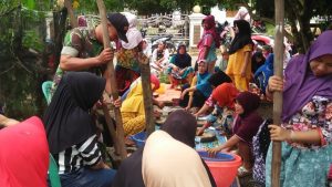 Pererat Silaturrahmi, Babinsa Serda Dede Berbaur Dengan Warga
