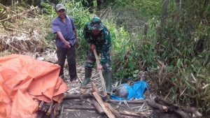  Anggota Satgas TMMD ke 104 Kodim 0417 /Kerinci Bantu Warga Memotong Kayu Bakar