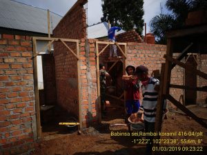 Babinsa Serma Islah Bantu Pasang Batu Bata Rumah Warga Binaan