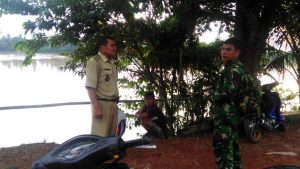 Bersama Kades, Babinsa Serda Khairul Cek Debit Air Sungai