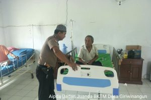 Peduli Kemanusiaan, BKTM Aipda Dadan Jenguk Kakek Didi Penderita Struk