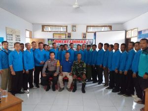 Babinsa Serda Daryono Gembleng Anggota Linmas