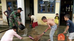 Pasca Banjir, Babinsa Bantu Bersihkan Rumah Warga