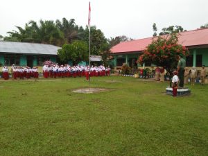 Babinsa Sertu Misnadi Jadi Pembina Upacara Bendera di SDN 92