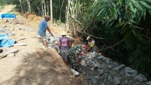 Jelang Musim Penghujan, Babinsa Bantu Warga Bangun Turap