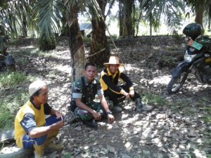 Duduk Santai di Kebun Sawit, Babinsa Serma Suliono Komsos Karhutla