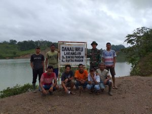 Babinsa Serda M Zen, Komsos dan Goro di Sekitar Danau Biru Larangan