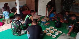 Anggota satgas TMMD ke 104 kodim 0417 /Kerinci makan Bersama di Rumah Warga