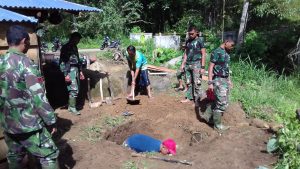 Satgas TMMD Bantu Warga Membuat Jamban di Desa Sungai Ning