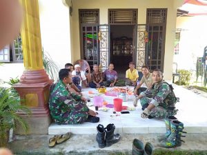 Babinsa Serka Eri Gunawan Gelar Komsos di Rumah Warga
