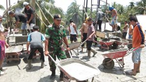 Babinsa Koramil 06/Muara Bungo Bersama Warga Gotong Royong Bangun Masjid
