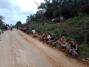 Babinsa Bersihkan Semak Belukar Bersama Warga