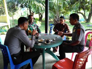 Babinsa Sertu Kuri Bersama Jajaran Polsek Gelar Komsos