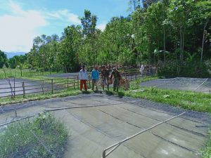 Anggota Satgas TMMD ke 104 Kodim 0417 /Kerinci Merapikan Waring dan Memberi Pakan Ikan Warga