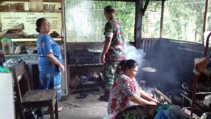 Satgas TMMD ke 104 Kodim 0417/Kerinci Membantu Ibu Sri Memasak di Dapur