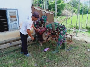 Anggota Satgas TMMD ke 104 Kodim 0417/Kerinci Bantu Warga Memperbaiki Mesin Bajak Sawah