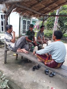 Babinsa Koramil 416-01/Rantau Pandan Ajak Warga Jaga Lingkungan