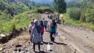Peduli Satgas TMMD Kodim Kerinci, Ibu-Ibu Berikan Makanan