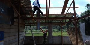 Wujud Kebersamaan, Babinsa Koramil 01/Rantau Pandan Bantu Goro Rumah Warga