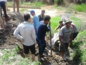 Antisipasi Banjir, Babinsa Koramil 04/Pulau Temiang Goro Pasang Gorong-Gorong