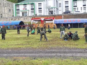 Jelang Penutupan, Anggota Satgas Bersihkan Lapangan