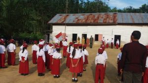Babinsa Koramil 05/Muara Tebo Jadi Pembina Upacara Bendera di Sekolah