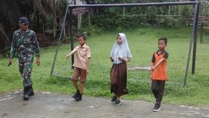 Babinsa Sertu Gusdianto Latih Tata Cara Upacara Bendera Siswa SD