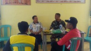 Babinsa Sertu Efekno Gelar Komsos di Balai Desa